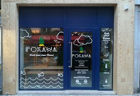 lettres-et-formes-adhesives-sur-vitrine.jpg