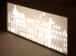 Lettrage adhésif sur caisson lumineux - Signalétique pour galerie d'art lettrage-adhesif-pour-exposition.jpg