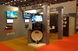 lettres-adhesives-stand-exposition.jpg