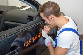 Notre équipe pose vos adhésifs sur site ou dans nos locaux. pose-lettrage-adhesif-vehicule.jpg