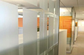 Décorer sa vitrine permet d'attirer l'attention et d'inciter vos clients à entrer !
