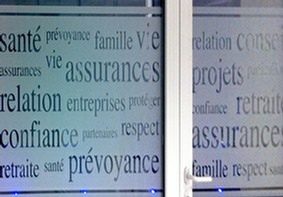 Lettres adhésives façon pochoir sur film dépoli lettres-adhesives-facon-pochoir-sur-film-depoli