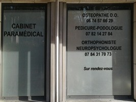 Lettrages adhésifs sur vitrine avec vinyle dépoli lettres-adhesives.jpg