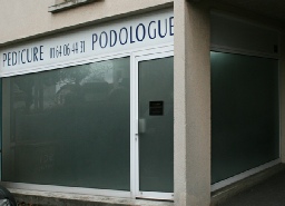 Habillage total en film dépoli sur vitrine de cabinet paramédical film-depoli-cabinet-paramedical.jpg