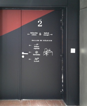 Signalétique directionnelle adhésive sur porte signaletique-directionnelle-adhesive.jpg